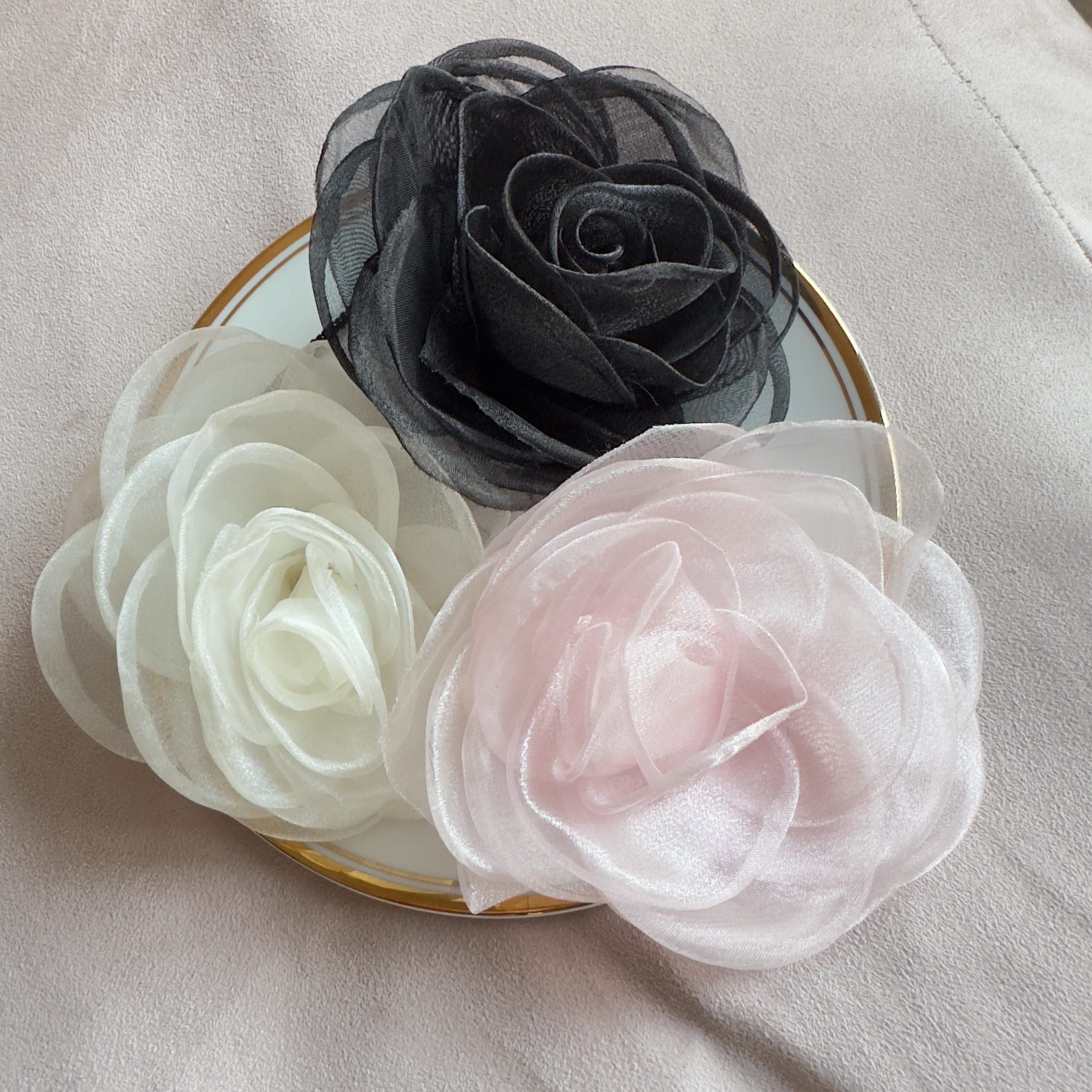 Spilla rosa in organza