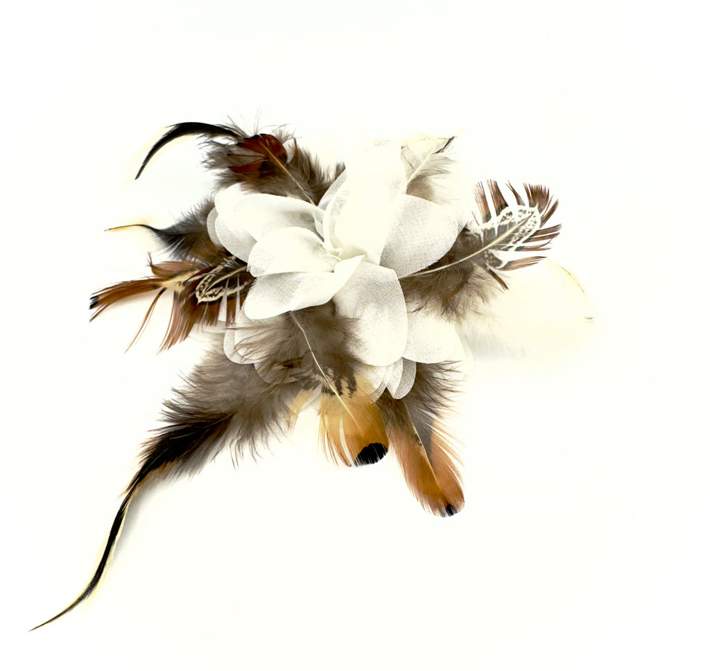 Spilla con piume fiore multicolor e bianco