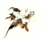 Spilla con piume fiore multicolor e bianco