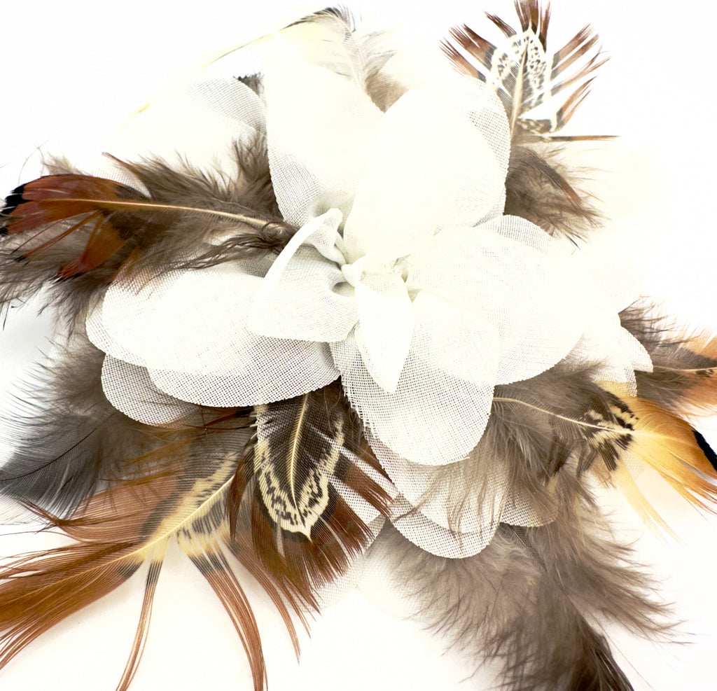 Spilla con piume fiore multicolor e bianco
